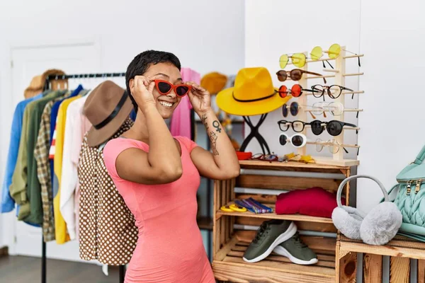 Mladá Hispánka Žena Zákazník Usmívá Sebevědomě Nosit Sluneční Brýle Obchodě — Stock fotografie