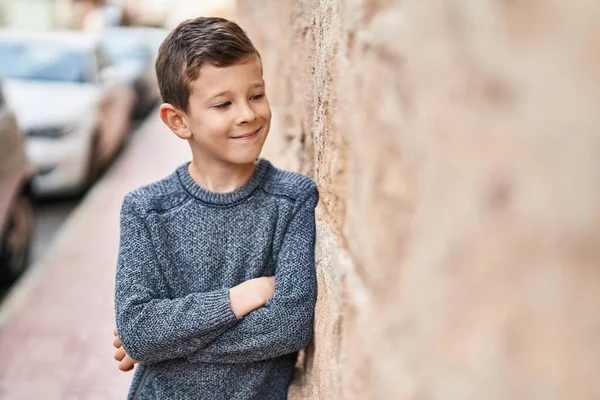 Biondo Bambino Sorridente Fiducioso Piedi Con Braccia Incrociate Gesto Strada — Foto Stock