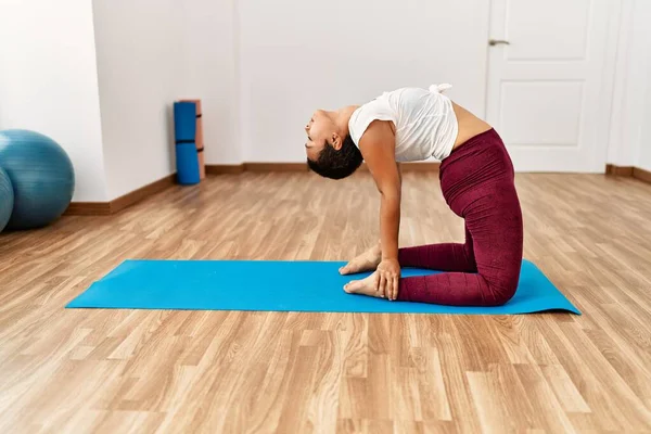 Junge Hispanische Frau Trainiert Yoga Sportzentrum — Stockfoto