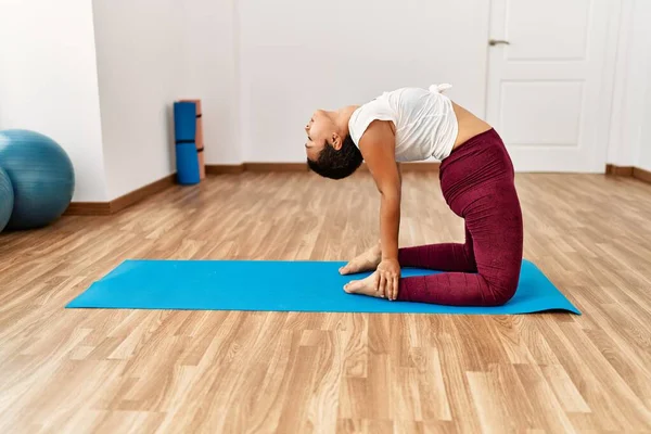 Mujer Hispana Joven Entrenando Yoga Centro Deportivo —  Fotos de Stock