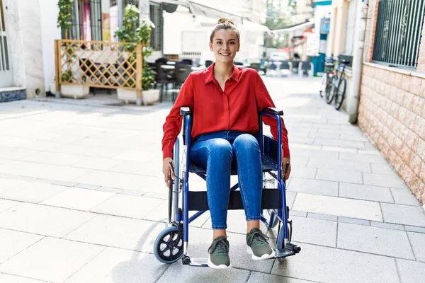 Молодая Женщина Улыбается Уверенно Сидя Инвалидной Коляске Улице — стоковое фото