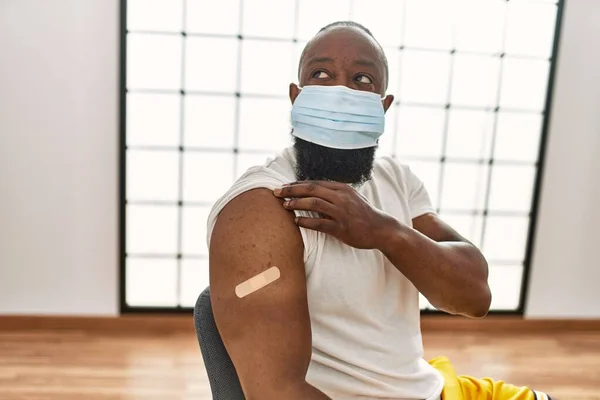 Mladý Afroameričan Ukazující Náplast Vakcinaci Kovid Klinice — Stock fotografie