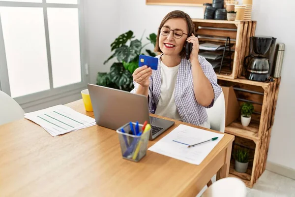 Middle Age Hispanic Woman Businesswoman Making Payment Phone Business Office — Stock Fotó