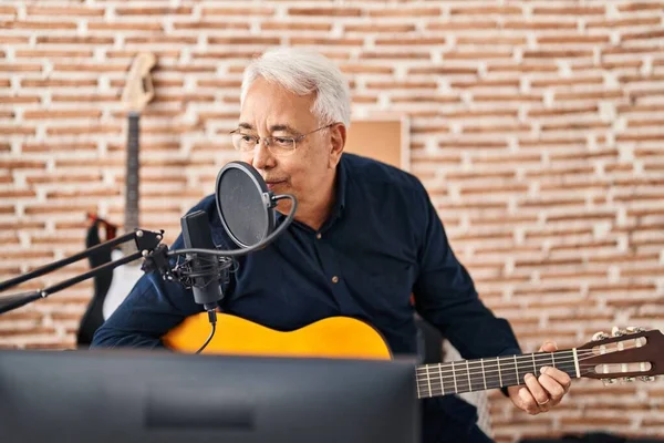 Hombre Mayor Músico Cantando Canción Tocando Guitarra Estudio Música —  Fotos de Stock