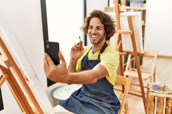 Genç Spanyol Ressam Resim Stüdyosunda Akıllı Telefon Kullanarak Resim Çiziyor — Stok fotoğraf