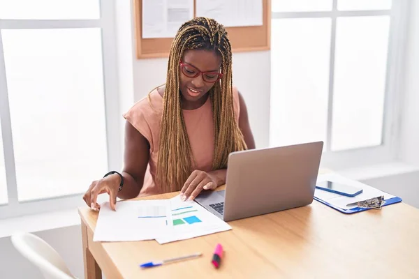 Africano Americano Mulher Trabalhador Negócios Usando Laptop Leitura Documento Escritório — Fotografia de Stock