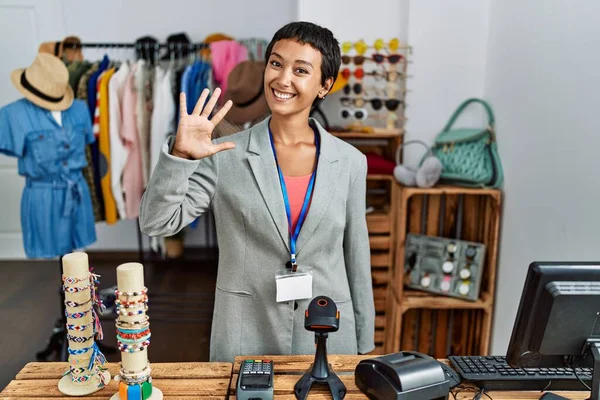 Молода Іспаномовна Жінка Коротким Волоссям Працює Менеджером Роздрібному Магазині Показуючи — стокове фото