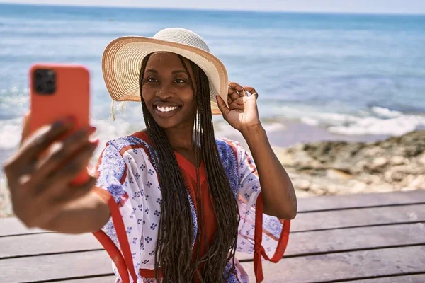 Mladý Africký Americký Turista Žena Dělat Selfie Podle Smartphone Sedí — Stock fotografie