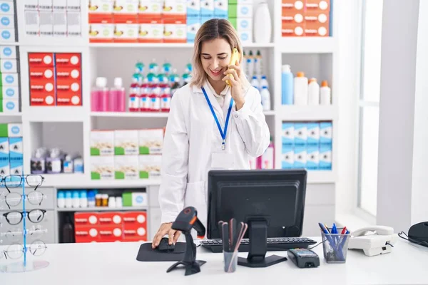 Young Woman Pharmacist Talking Smartphone Using Computer Pharmacy — 스톡 사진