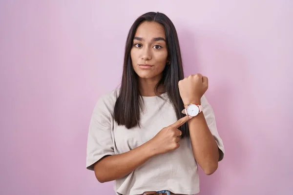 Jonge Spaanse Vrouw Staan Roze Achtergrond Haast Wijzend Naar Tijd — Stockfoto