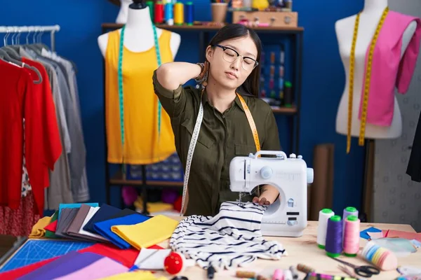 Femme Chinoise Tailleur Stressé Utilisant Une Machine Coudre Studio Couture — Photo