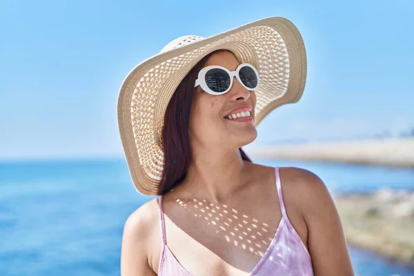 Joven Mujer Hispana Hermosa Turista Sonriendo Confiado Usando Sombrero Gafas —  Fotos de Stock