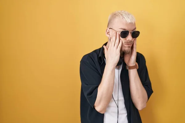 Jonge Blanke Man Met Een Zonnebril Een Gele Achtergrond Vermoeide — Stockfoto