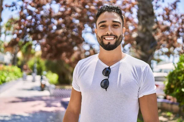 Jonge Arabier Man Glimlachend Blij Staand Stad — Stockfoto
