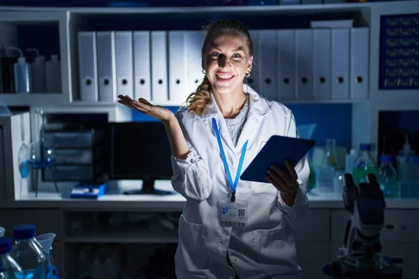 Hermosa Mujer Rubia Que Trabaja Laboratorio Científico Tarde Noche Sonriendo —  Fotos de Stock