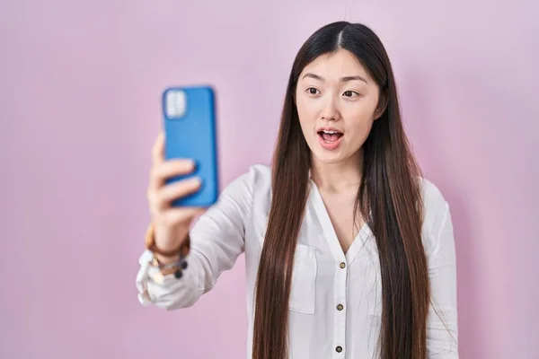 Jovem Chinesa Tirando Uma Foto Selfie Com Smartphone Assustado Surpreso — Fotografia de Stock