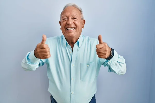 Homme Âgé Avec Les Cheveux Gris Debout Sur Fond Bleu — Photo