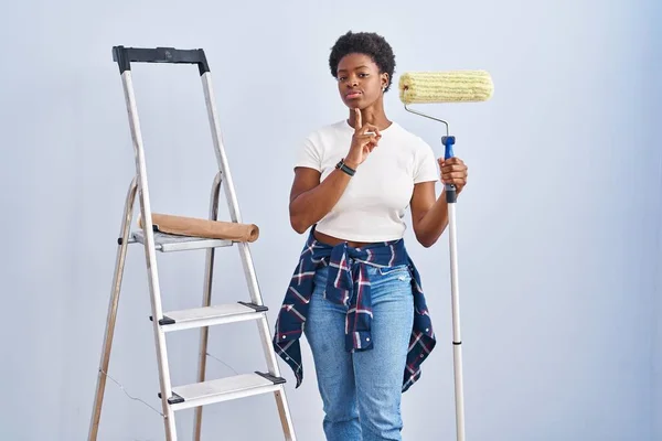 Africano Americano Mulher Segurando Rolo Pintor Pensamento Concentrou Sobre Dúvida — Fotografia de Stock