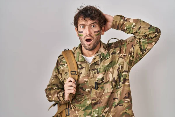 Jovem Hispânico Vestindo Uniforme Exército Camuflagem Louco Assustado Com Mãos — Fotografia de Stock