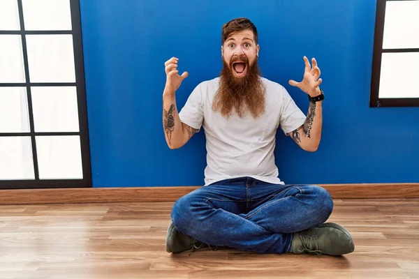 Roodharige Man Met Lange Baard Zit Vloer Een Lege Kamer — Stockfoto