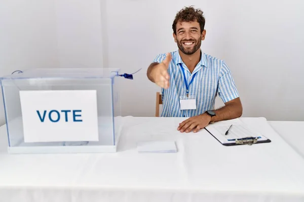 Ung Stilig Man Vid Politiska Val Sitter Med Valsedeln Leende — Stockfoto