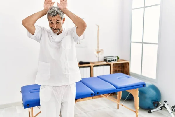 Der Hispanische Therapeut Mittleren Alters Der Einer Schmerzklinik Arbeitet Macht — Stockfoto