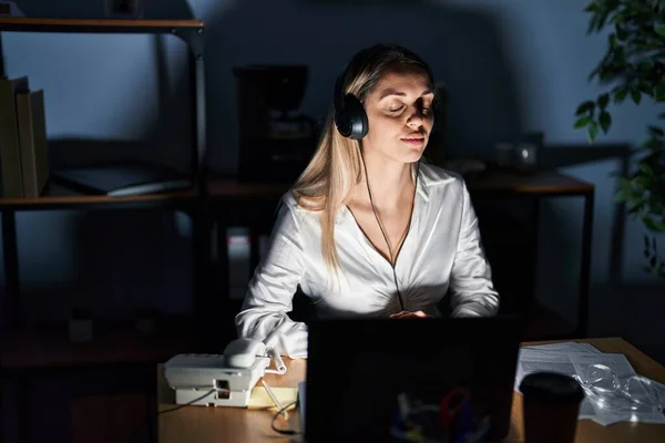 Молода Жінка Бізнесмен Розслаблений Використовуючи Ноутбук Офісі — стокове фото