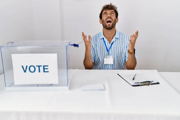 Jonge Knappe Man Bij Politieke Verkiezingen Zit Bij Stemming Gek — Stockfoto