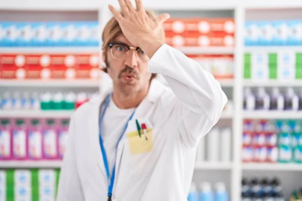 Homem Caucasiano Com Bigode Trabalhando Farmácia Farmácia Surpreendido Com Mão — Fotografia de Stock
