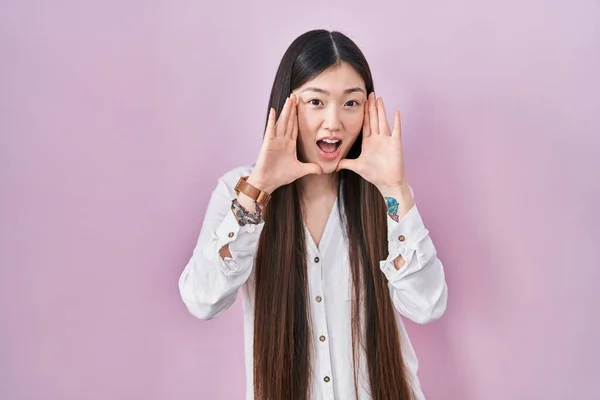 Chinês Jovem Mulher Sobre Fundo Rosa Sorrindo Alegre Jogando Peek — Fotografia de Stock