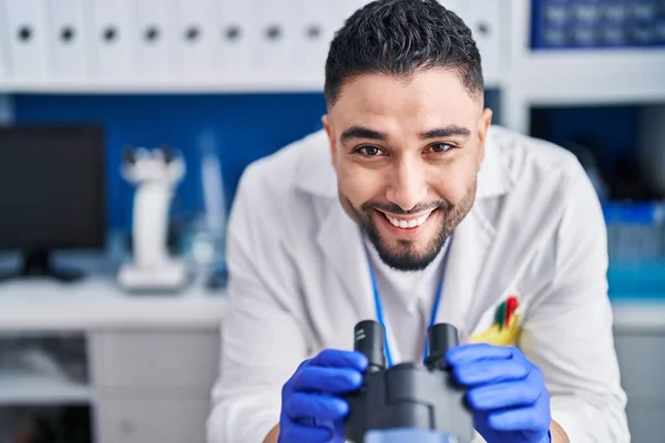 Ung Arabisk Man Forskare Med Hjälp Mikroskop Arbetar Laboratoriet — Stockfoto