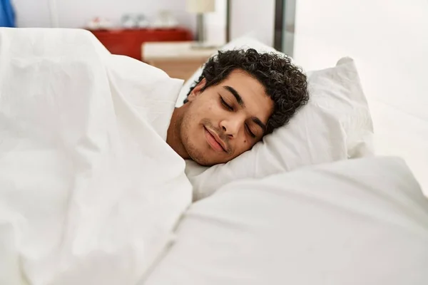 Jovem Hispânico Dormindo Cama Quarto — Fotografia de Stock