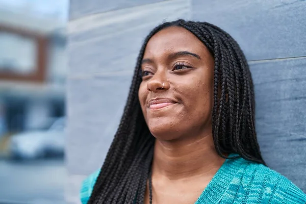 African American Woman Smiling Confident Looking Side Street — Stockfoto