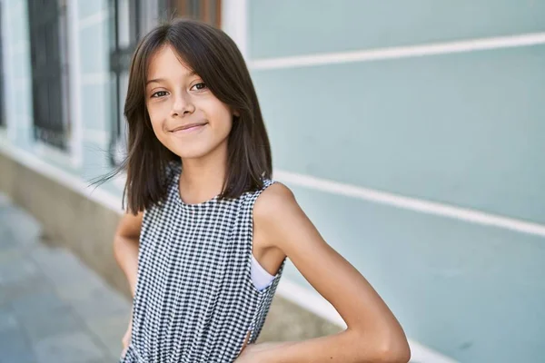 Junges Hispanisches Mädchen Lächelt Der Stadt — Stockfoto