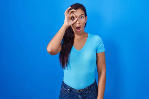 Mulher Hispânica Jovem Sobre Fundo Azul Fazendo Gesto Chocado Com — Fotografia de Stock