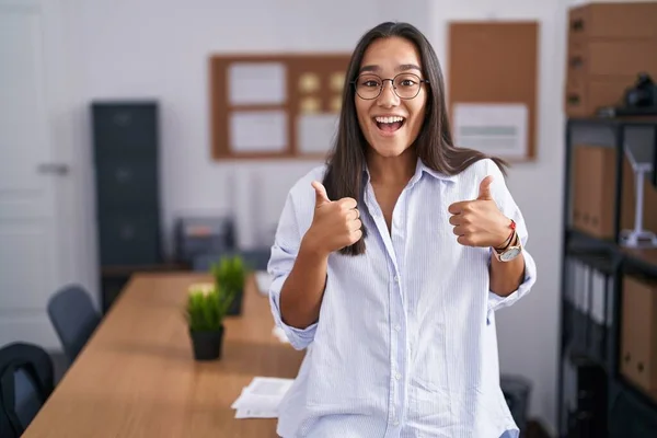 Mujer Hispana Joven Oficina Signo Éxito Haciendo Gesto Positivo Con — Foto de Stock