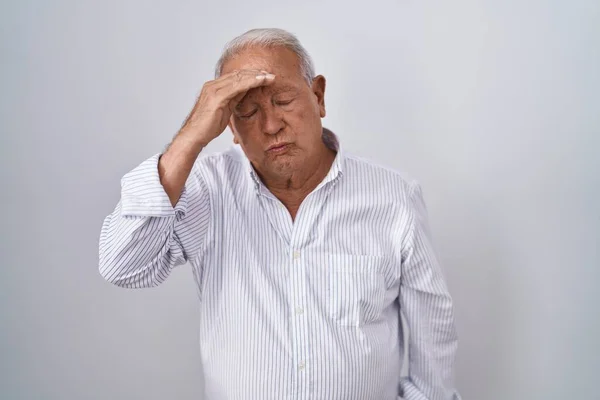 Uomo Anziano Con Capelli Grigi Piedi Sfondo Isolato Preoccupato Stressato — Foto Stock