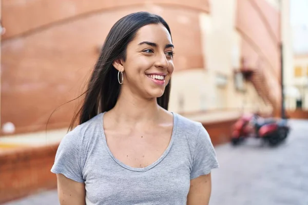 Young Beautiful Hispanic Woman Smiling Confident Looking Side Street — Stok Foto