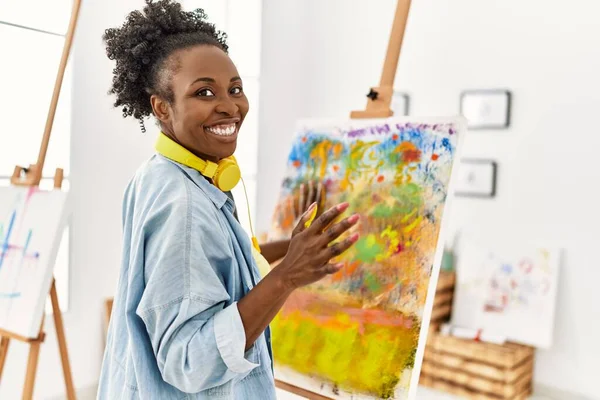 Jeune Artiste Afro Américaine Femme Souriante Peinture Heureuse Avec Les — Photo