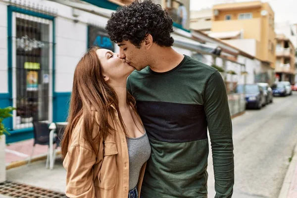 Joven Pareja Interracial Besándose Abrazándose Pie Ciudad —  Fotos de Stock