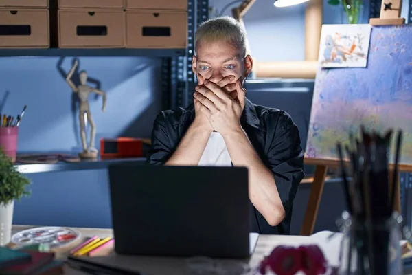 Gece Sanat Stüdyosunda Dizüstü Bilgisayar Kullanan Genç Bir Beyaz Adam — Stok fotoğraf