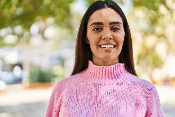 Jovem Hispânica Sorrindo Confiante Parque — Fotografia de Stock