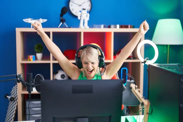 Joven Mujer Rubia Streamer Jugando Videojuego Con Expresión Ganadora Sala —  Fotos de Stock