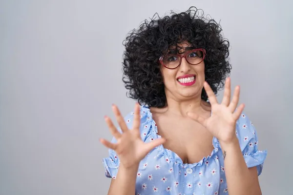 Mujer Morena Joven Con Pelo Rizado Con Gafas Sobre Fondo — Foto de Stock