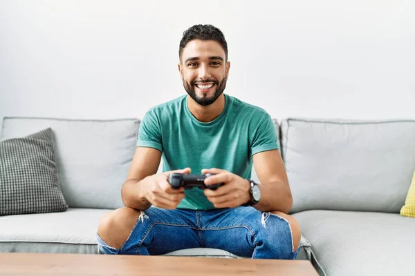 Mladý Arabský Muž Hraje Videohry Sedí Pohovce Doma — Stock fotografie