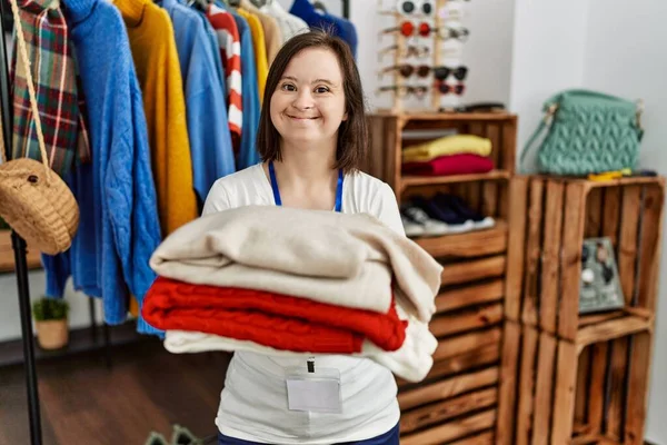 Brunette Woman Syndrome Working Shop Assistant Holding Folded Clothes Retail — ストック写真