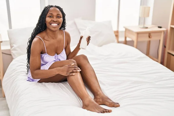 African American Woman Having Skin Treatment Sitting Bed Bedroom — Stock Photo, Image