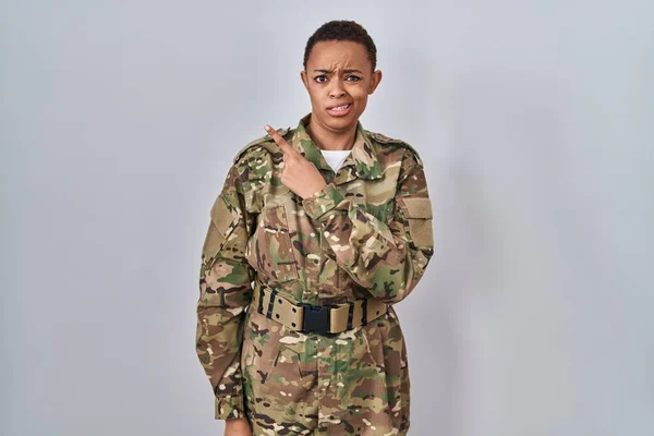 Bella Donna Afroamericana Vestita Con Uniforme Militare Mimetica Che Punta — Foto Stock