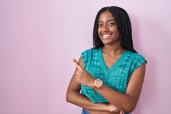 Junger Afroamerikaner Mit Zöpfen Steht Auf Rosa Hintergrund Mit Einem — Stockfoto