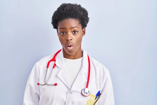 Femme Afro Américaine Portant Uniforme Médecin Stéthoscope Effrayé Étonné Avec — Photo